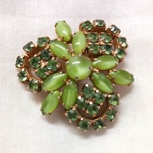 Gr Stone CZ Flower Pin.